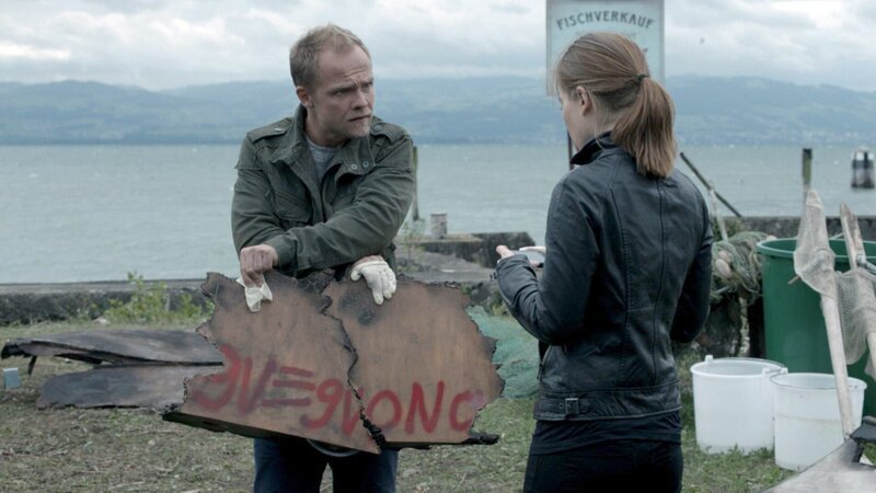 L-R: Matthias Koeberlin als Micha Oberländer and Nora von Waldstätten als Hannah Zeiler. – Bild: RTS/​Capture d’écran
