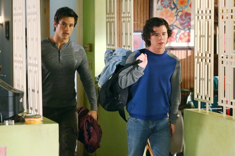 Finn (Matthew Atkinson, l.); Axl (Charlie McDermott, r.) – Bild: HBOH