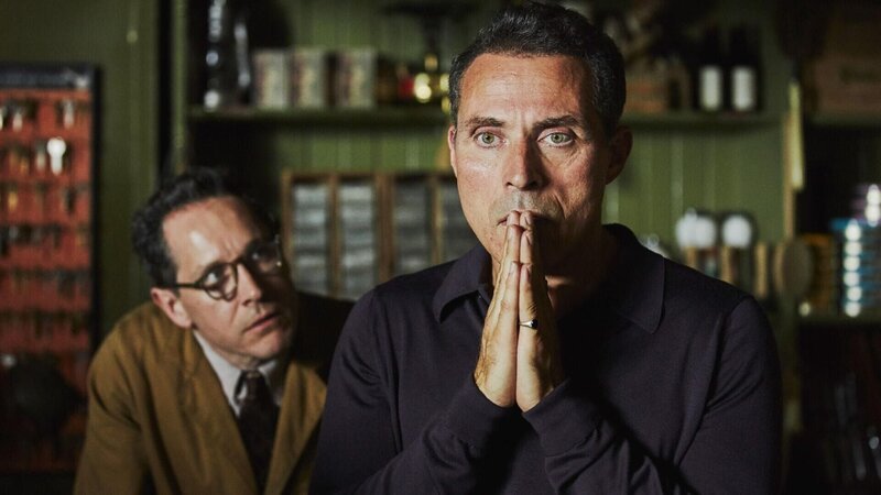 Osborne (Bertie Carvel ), Mark Easterbrook (Rufus Sewell, r.) – Bild: RTL Deutschland