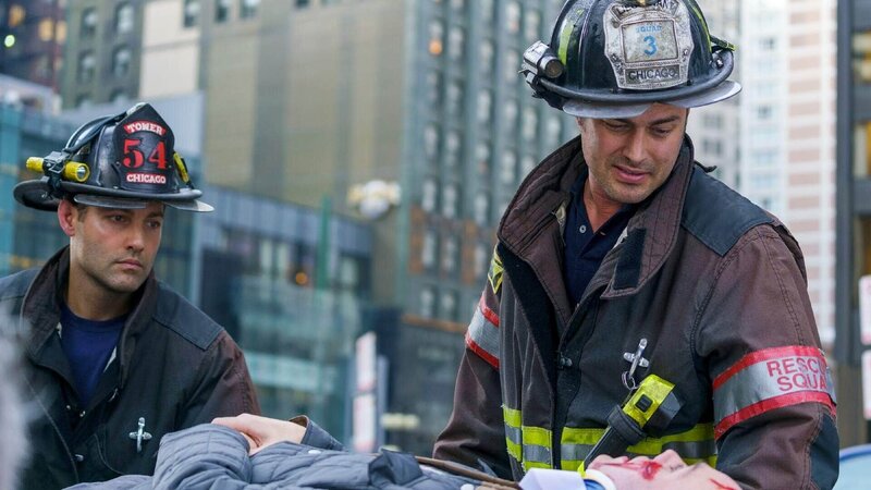 Kelly Severide (Taylor Kinney, r.) – Bild: TVNOW /​ NBC