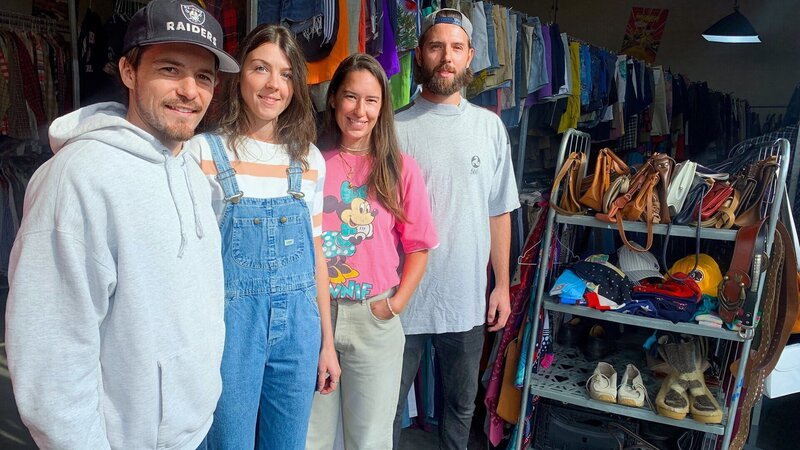 Mode aus zweiter Hand Das Geschäft mit gebrauchter Kleidung Jungunternehmer im Geschäft mit Secondhand Fashion Copyright: SRF/​Autentic – Bild: SRF/​Autentic