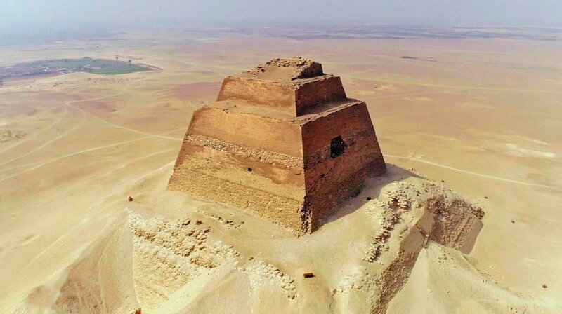 Die Meidum-Pyramide ähnelt eher einem Wachturm als einer Pyramide. Daher nennen die Ägypter sie auch „falsche Pyramide“. – Bild: phoenix/ZDF Die Meidum-Pyramide ähnelt eher einem Wachturm als einer Pyramide. Daher nennen die Ägypter sie auch „falsche Pyramide“. – Bild: phoenix/ZDF