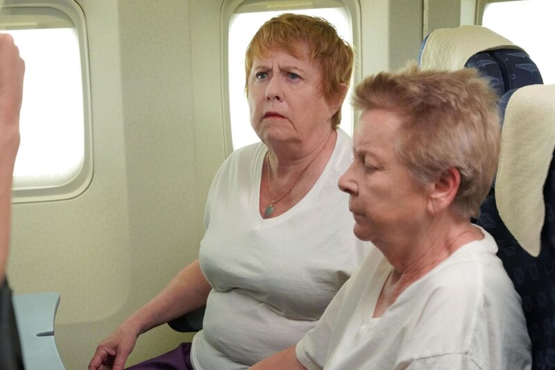 Bonnie Kelly (Lynne Marie Stewart, l.); Mrs. Mac (Sandy Martin, r.) – Bild: FX Productions, LLC