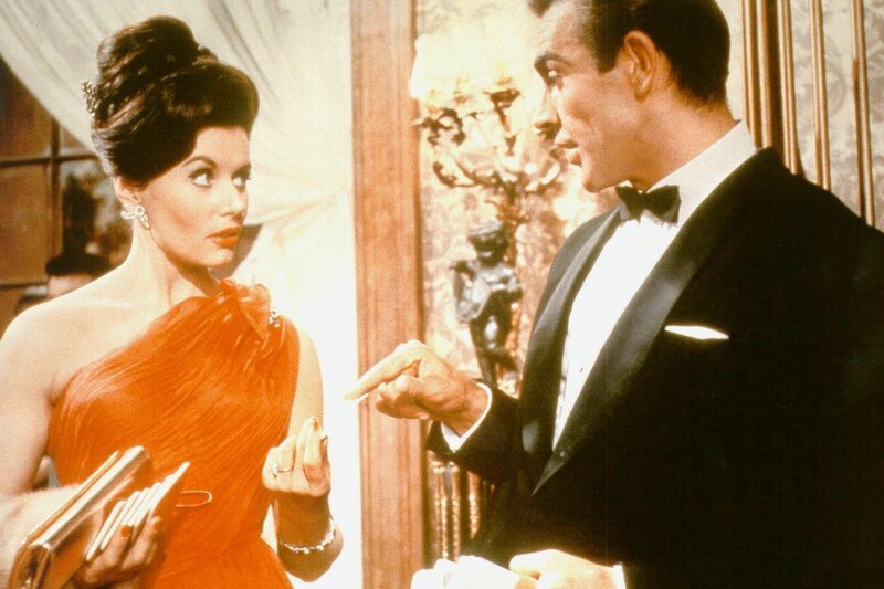 James Bond (Jean Connery) ist bei schönen Frauen erfolgreich. – Bild: HR3