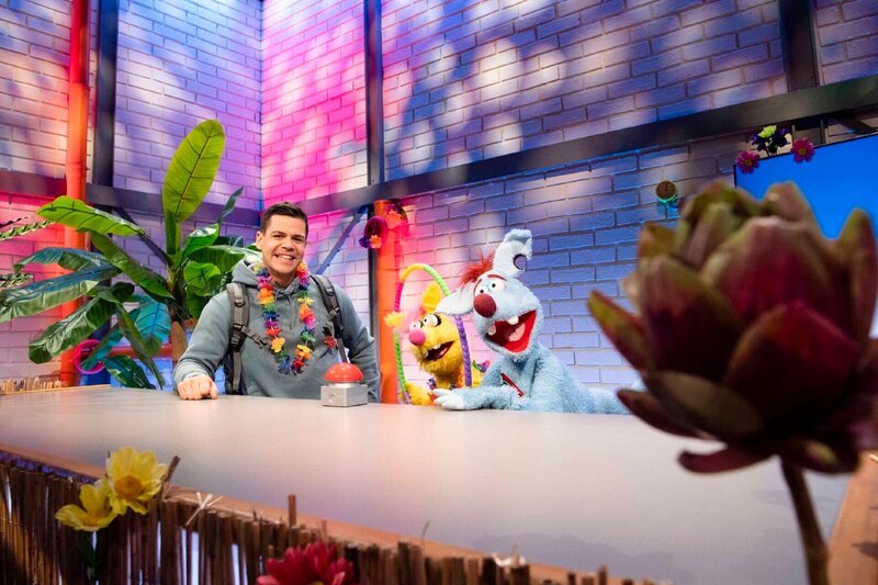 Woozle hat Simón und Woonie nach Hawaii gebeamt. Sie hatten sich so auf eine entspannte Zeit auf Hawaii gefreut, doch jetzt müssen sie arbeiten! – Bild: SUPER RTL/​Annette Etges /​ Hawaii