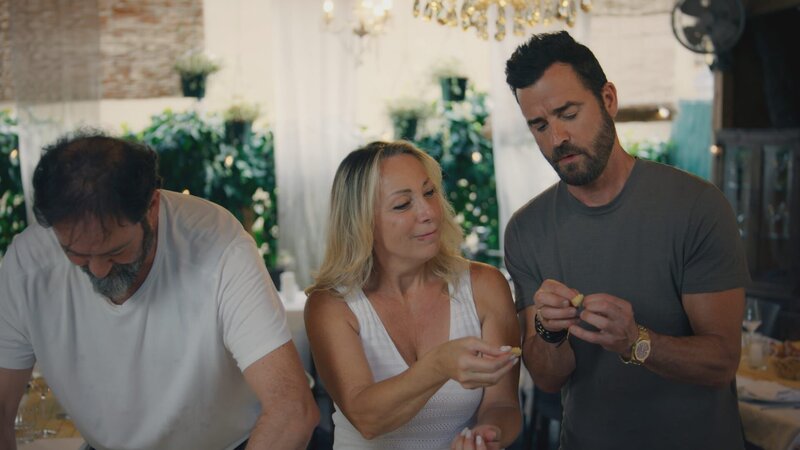 Franco Cinhi, Anna Carretti und Justin Theroux machen Tortellini in Brodo in der Antica Osteria del Mirasole. – Bild: National Geographic /​ National Geographic