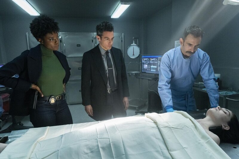 (v.l.n.r.) Special Agent Tiffany Wallace (Katherine Renee Kane); Special Agent Stuart Scola (John Boyd); Dr. Neil Mosbach (Thomas Philip O’Neill) – Bild: CBS Broadcasting, Inc. /​ David M. Russell