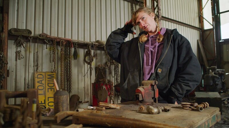 Emily taking a moment before a cleanout – Bild: Warner Bros. Discovery, Inc. or its subsidiaries and affiliates