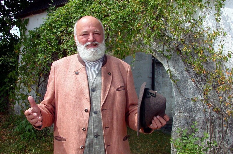 Sepp Forcher vor der Andreaskirche. – Bild: ORF/​Anton Wieser