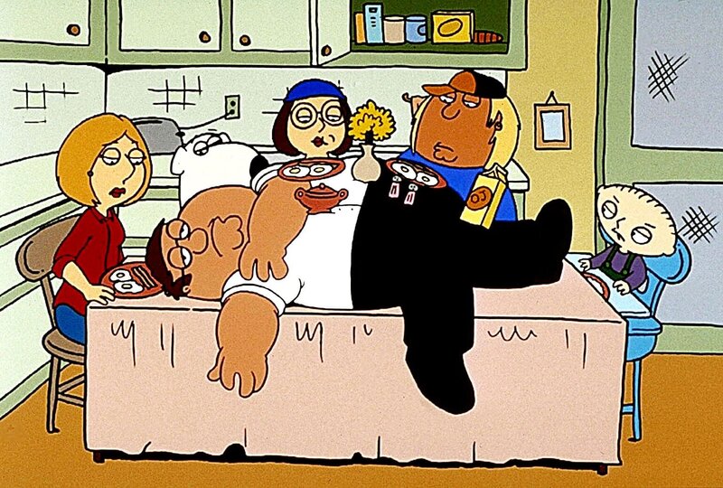 Nach einer feucht-fröhlichen Party ist Peter (vorne) am nächsten Tag total verkatert und schläft auf dem Küchentisch. – Bild: DMB