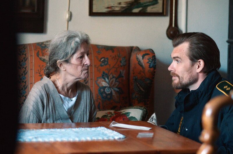 Andreas (Jesper Hagelskær Paasch) teilt Lisbeths Mutter (Kit Eichler) mit, dass Hix gestanden hat, ihre Tochter damals umgebracht zu haben. – Bild: SWR/​2023 Shuuto Arctic AS