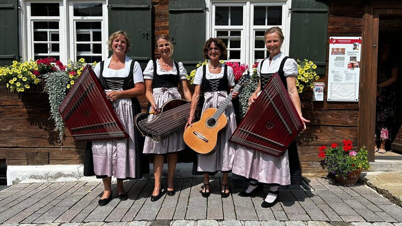 Die Stubenmusik „zupft & g’schlaage“. – Bild: BR, Constantin Entertainment GmbH