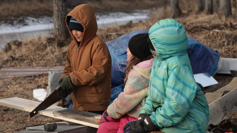 Ryder, Emry und Sydney Roach helfen ihrem Vater Chevie beim Bau von Entenkästen. (National Geographic/​Kaya Lampe) – Bild: Kaya Lampe /​ National Geographic/​Kaya Lampe /​ National Geographic