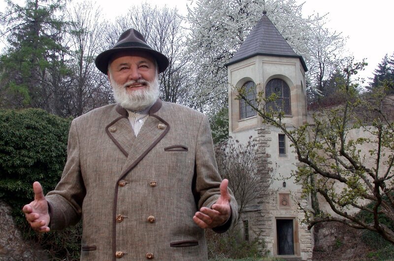 Sepp Forcher vor Schloss Maissau. – Bild: ORF/​Anton Wieser