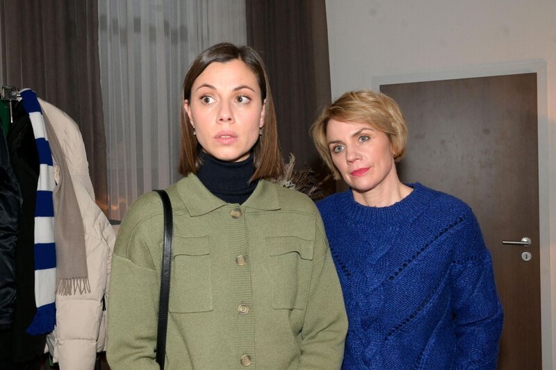 Yvonne (Gisa Zach, r.) ahnt nicht, was in Matilda (Anna-Katharina Fecher) vorgeht. – Bild: RTL /​ Rolf Baumgartner