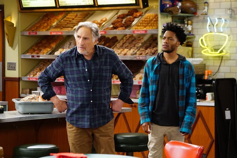 Die Rassismus-Frage sorgt sogar zwischen Arthur (Judd Hirsch, l.) und Franco (Jermaine Fowler, r.) für einige Unstimmigkeiten … – Bild: CBS Broadcasting, Inc.
