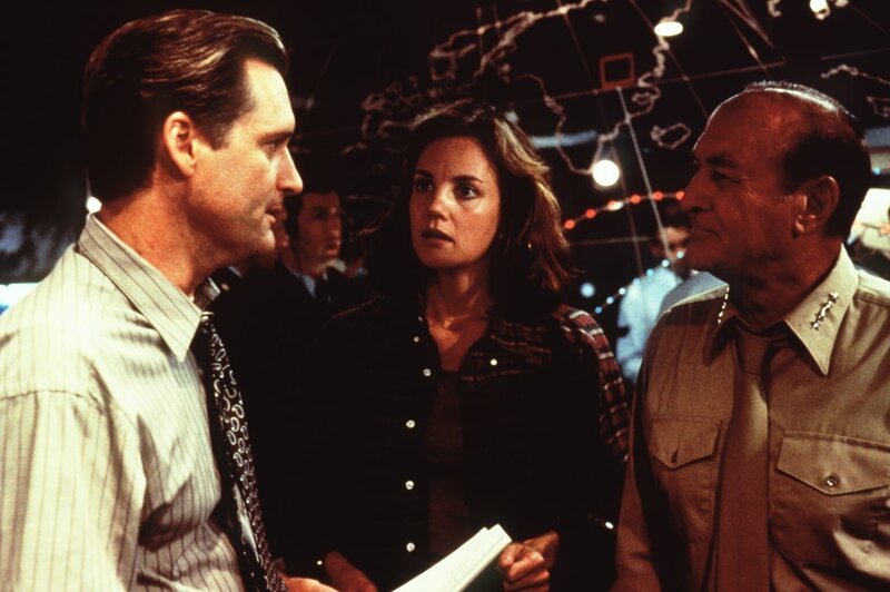 Zum Entsetzen seiner Beraterin Constance Spano (Margaret Colin, M.) will Präsident Whitmore (Bill Pullman, l.) mit Hilfe von General Grey (Robert Loggia, r.) einen Gegenangriff starten – als Anführer an vorderster Front … – Bild: 20th Century Fox Film Corporation Lizenzbild frei Zum Entsetzen seiner Beraterin Constance Spano (Margaret Colin, M.) will Präsident Whitmore (Bill Pullman, l.) mit Hilfe von General Grey (Robert Loggia, r.) einen Gegenangriff starten – als Anführer an vorderster Front … – Bild: 20th Century Fox Film Corporation Lizenzbild frei