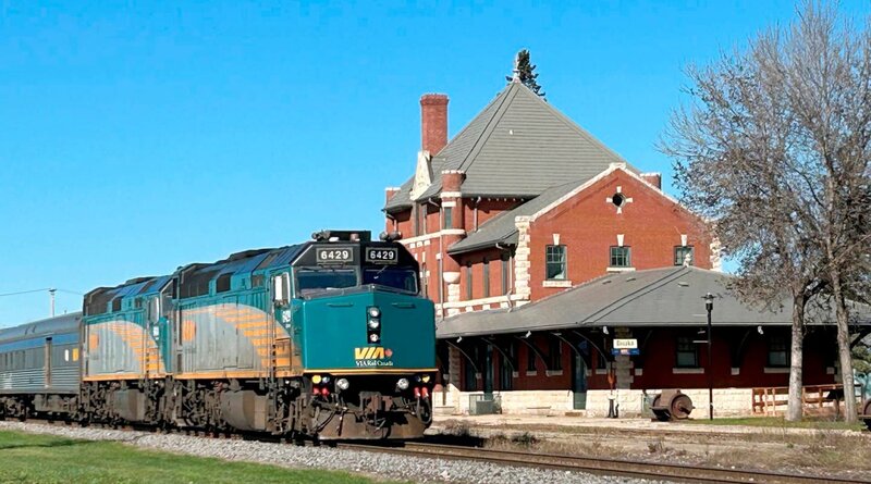 Der Personenzug von Via Rail erreicht den Bahnhof von Dauphin. – Bild: phoenix/​SWR