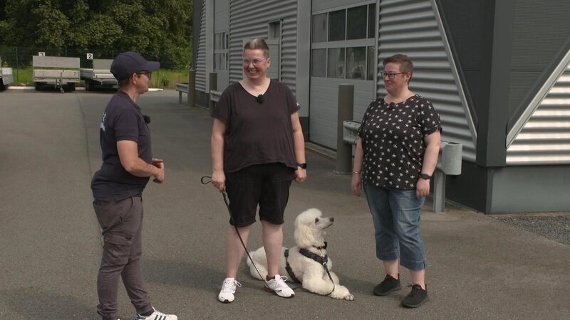v.l.: Trainerin Melle Hofmann, Carmen, Hund Otto und Dana – Bild: RTL /​Mina TV