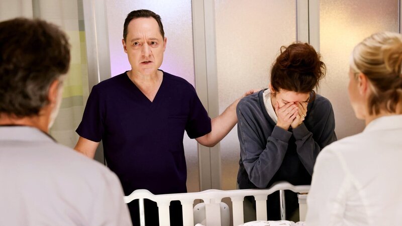 Chicago Med Staffel 9 Folge 9 Emotionen am Krankenbett: Steven Weber als Dr. Dean Archer (von hinten), Brennan Brown als Dr. Sam Abrams, Emma Ishta als Michelle Abrams, Jessy Schram als Dr. Hannah Asher (von hinten) – Bild: SRF/​NBC Universal
