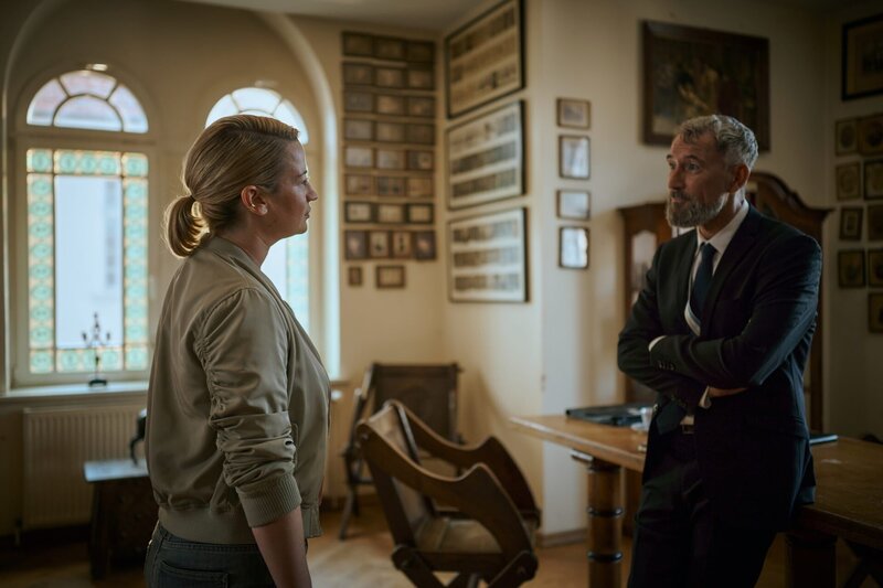 Eine unerwartete Begegnung für Theresa Wolff (Nina Gummich, l.): Ihr ehemaliger Dozent, Prof. Dr. Arno Pentz (Heikko Deutschmann, r.), ist Vorsitzender der Verbindung, von der auch das Mordopfer Teil war. – Bild: ZDF