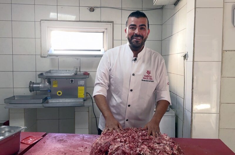 Küchenchef İbrahim Halil Haliloğlu erklärt, was den Kebab als großen Klassiker der türkischen Küche ausmacht – eine Spezialität, die keineswegs mit dem Döner zu verwechseln ist! – Bild: Elephant Doc
