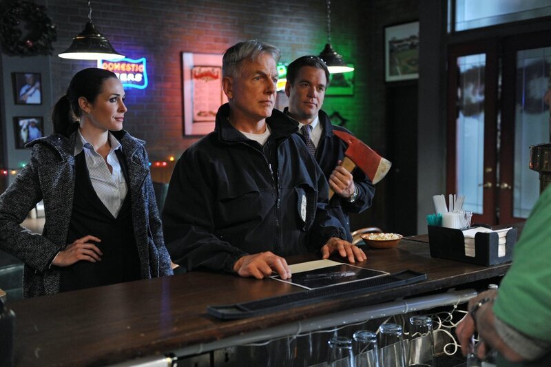 Pictured left to right: Danielle Bisutti as Ashley Winter, Mark Harmon as Leroy Jethro Gibbs and Michael Weatherly as Anthony DiNozzo – Bild: CBS Broadcasting, Inc.