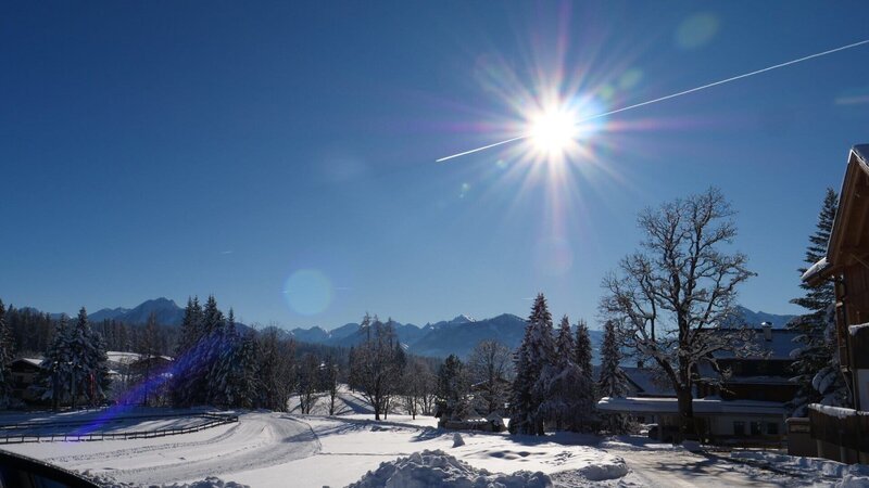 Berge, Schnee und Sonnenschein – der Winter in Alpen kann märchenhaft schön sein. – Bild: ZDF und Leo Spors