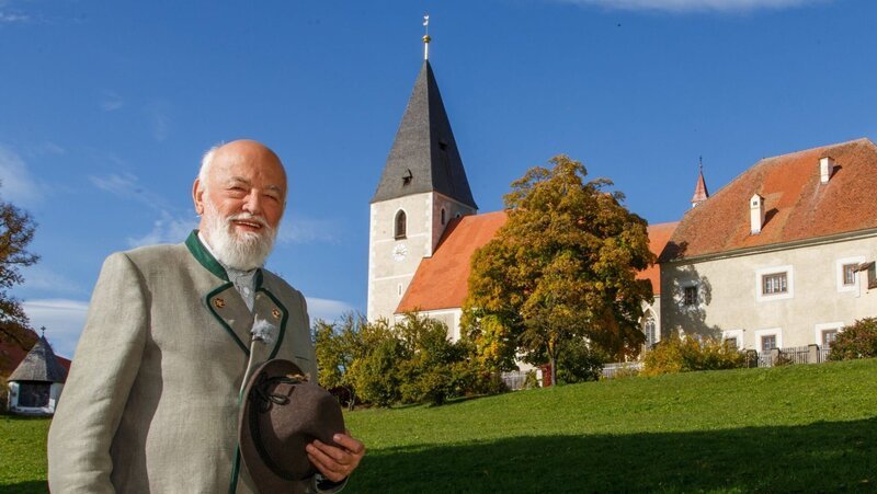 Sepp Forcher vor Mariahof. – Bild: ORF/​Anton Wieser
