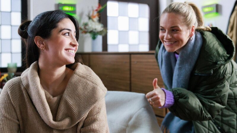 Esma (Özge Delioglan, l.) ist positiv überrascht, als ihr Date noch charmanter ist als erwartet. Rechts Cecilia (Carina Koller) – Bild: RTL /​ Sebastian Meyer