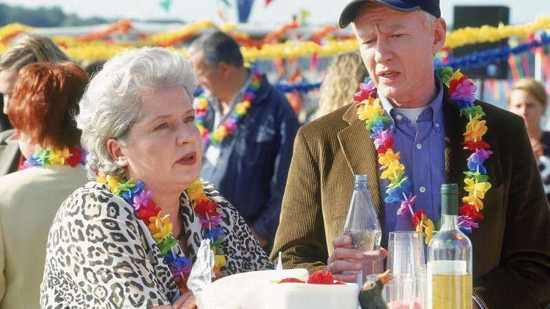 Die Eheleute Strauss sind voneinander genervt: Uschi (Barbara Freier) steht nicht auf Parties und Lorenz Strauss (Rainer Goernemann) findet nicht gut, dass Uschi Britta gleich erzählt hat, dass sie ein Ex-Knacki ist. – Bild: TVNOW