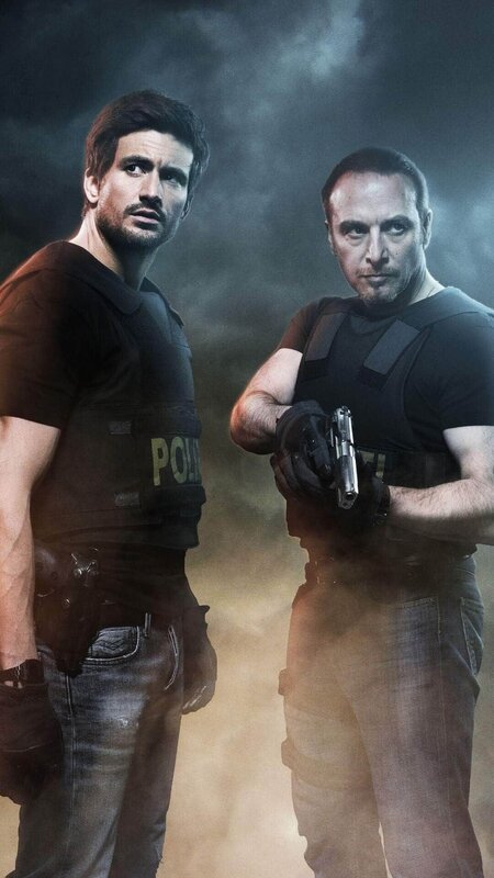 Erdogan Atalay als Kriminalkommissar Semir Gerkhan und Tom Beck (l.) als Kriminalkommissar Ben Jäger – Bild: RTL /​ Guido Engels