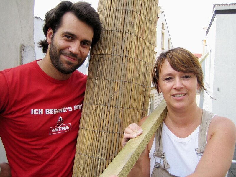 Atanas und Silke aus Unna wollen endlich das Flachdach neben ihrer Wohnung als Terrasse nutzen. Allerdings muss viel getan werden, und Silke ist manchmal etwas ungeduldig! – Bild: RTL /​Tokee Bros.