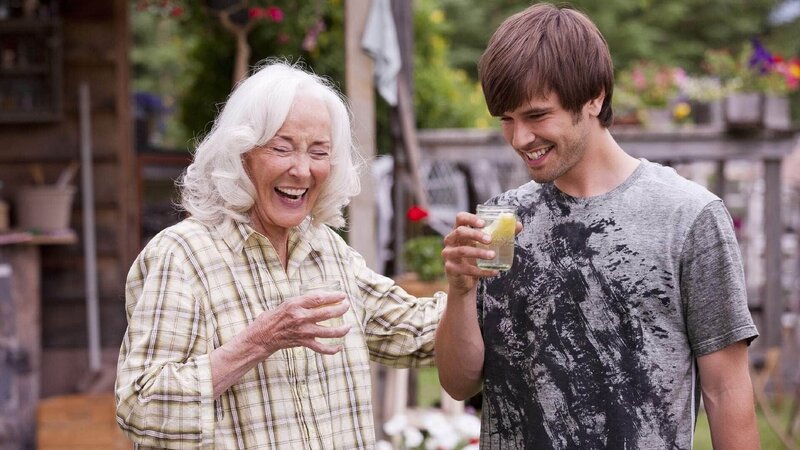 Mrs. Bell (Anna Ferguson) und Ty (Graham Wardle) (v.l.) freuen sich – Bild: MG RTL D