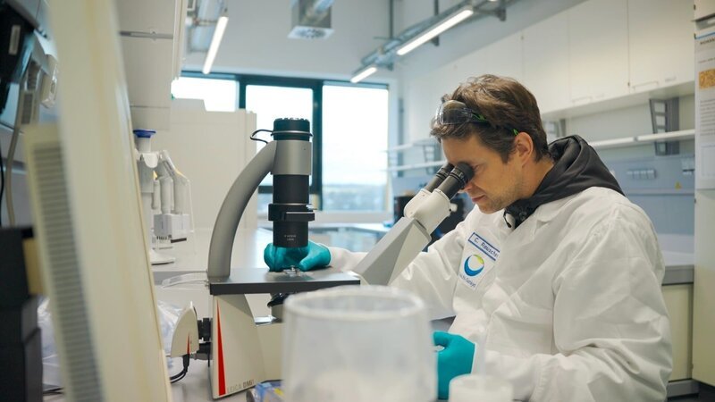 Hoffnungsträger Pharma: Warum läuft es in Deutschland mit Medikamenten besser als in anderen Wirtschaftszweigen? – Bild: ZDF und Florian Lengert