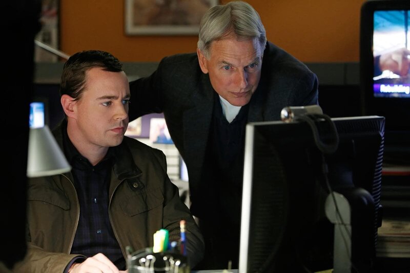 Ein neuer Fall beschäftigt McGee (Sean Murray, l.) und Gibbs (Mark Harmon, r.) … – Bild: CBS Broadcasting, Inc.