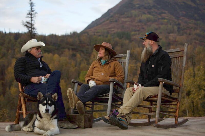 Marty Raney having a sit down conversation with his daughter, Misty Bilodeau, and his son, Matt Raney. Marty’s husky laying near him. – Bild: 2024 Warner Bros. Discovery, Inc. or its subsidiaries and affiliates. All rights reserved.