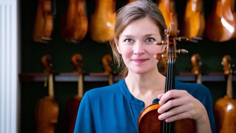 Janine Jansen, eine der großen Geigerinnen unserer Zeit, probiert ein Dutzend Instrumente des Geigenbauers Antonio Stradivari aus. – Bild: ZDF und SWR Janine Jansen, eine der großen Geigerinnen unserer Zeit, probiert ein Dutzend Instrumente des Geigenbauers Antonio Stradivari aus. – Bild: ZDF und SWR