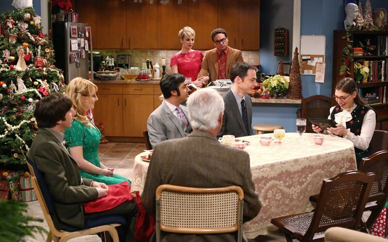 Verbringen Weihnachten zusammen: Bernadette (Melissa Rauch, 2.v.l.), Howard (Simon Helberg, l.), Amy (Mayim Bialik, r.), Sheldon (Jim Parsons, 2.v.r.), Leonard (Johnny Galecki, 3.v.r.), Penny (Kaley Cuoco, 4.v.l.), Raj (Kunal Nayyar, 3.v.l.) und Dr. Koothrappali (Brian George, vorne) … – Bild: Warner Bros. Television Lizenzbild frei