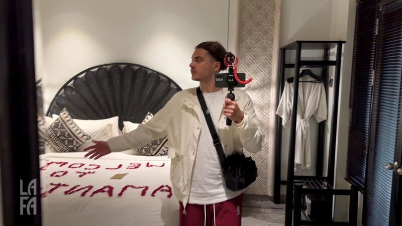 Nach vierzehn Stunden Flug und einem Mittelplatz, kommt Tim auf Bali an. Sophie erlebt heute Rap versus Rave beim SoundClash Festival und unser Lieblingsplaymate Julia meldet sich aus ihrer Auszeit zurück. Oder war es doch keine Auszeit?; Nach vierzehn Stunden Flug und einem Mittelplatz, kommt Tim auf Bali an. Sophie erlebt heute Rap versus Rave beim SoundClash Festival und unser Lieblingsplaymate Julia meldet sich aus ihrer Auszeit zurück. Oder war es doch keine Auszeit? – Bild: RTLZWEI