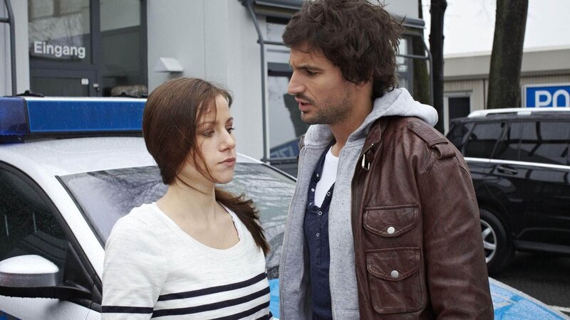 Ben (Tom Beck) versucht die vom Dienst suspendierte Jenny (Katrin Heß) zu trösten. – Bild: MG RTL D /​ Guido Engels