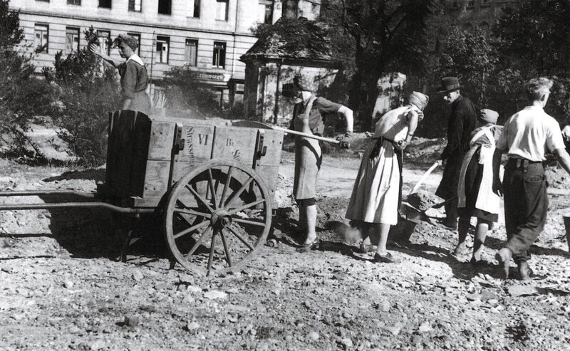 Frauen mit Handwagen. – Bild: ORF III