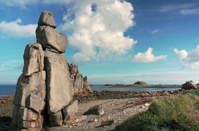 Die felsigen Küsten der Ouessant-Insel und die tosende Meerenge um Brest sorgen bei Seeleuten seit jeher für Angst und Schrecken. – Bild: ARTE F /​ Elephant Doc