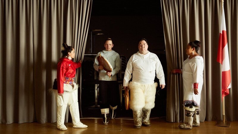 Folkloristischer Auftakt – Bild: SRF/​Banijay Rights