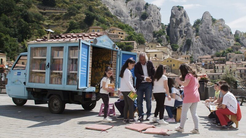 Antonio La Cava und seine mobile Bibliothek – Bild: SRF/​Bernsteinfilm
