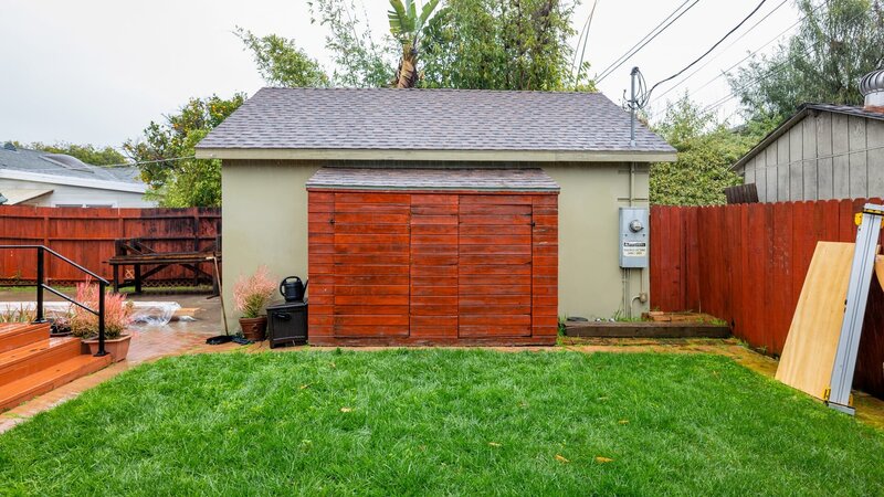 The unattached garage prior to renovations with Danny Trejo, as seen on Celebrity IOU. – Bild: Warner Bros. Discovery, Inc. or its subsidiaries and affiliates