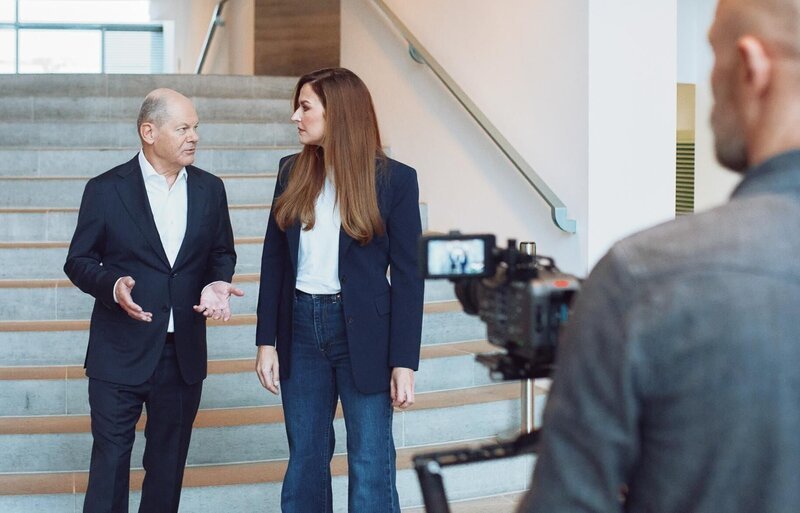 Olaf Scholz (l.); Katrin Bauerfeind (r.) – Bild: Joyn /​ Christoph Köstlin