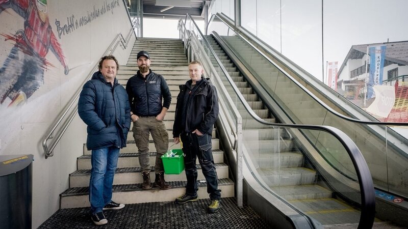 In Schladming macht Hanno Settele (l.) eine unerfreuliche Begegnung mit einer ungereinigten Toilette. So würde es hier aussehen, wenn Radek und die Mitarbeiter:innen von Daniel Seebachers Reinigungsunternehmen einen Tag lang nicht arbeiten würden. – Bild: Neulandfilm /​ ORF