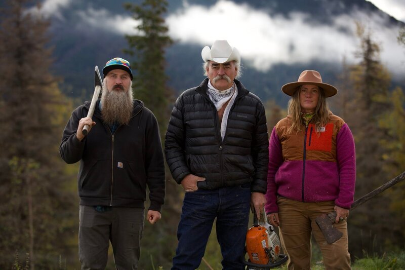 L-R: Matt Raney, Marty Raney, and Misty Bilodeau posing for a hero shot in front of a mountain and forest landscape. – Bild: Discovery US. /​ ALL3MEDIA AMERICA, INC. /​ Warner Bros. Discovery, Inc. or its subsidiaries and affiliates.