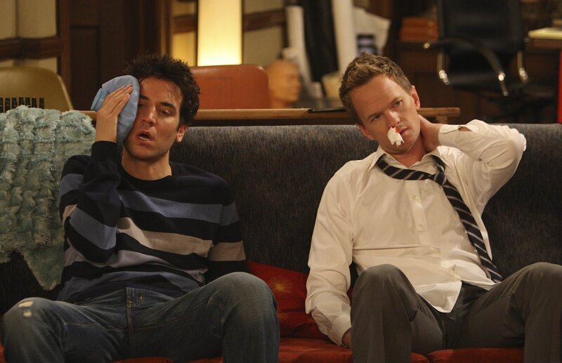 Als Barney (Neil Patrick Harris, r.) und Ted (Josh Radnor, l.) merken, dass die Geschichte mit Robin und Don etwas Ernstes ist, verspüren beide den dringenden Wunsch, Robin wiederzuhaben und streiten sich um sie wie zwei kleine Jungs um ein Spielzeug … – Bild: 20th Century Fox International Television Lizenzbild frei
